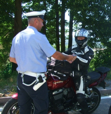 Nein, kein Knöllchen, sondern ein No-Credit-Flyer: Ordnungshüter werden am Wochenende wieder Infos zur Verkehrssicherheit geben