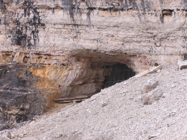 Eingang zur Conturineshöhle, in der 60 Skelette des prähistorischen Höhlenbären gefunden wurden./ Foto Vito Zingerle
