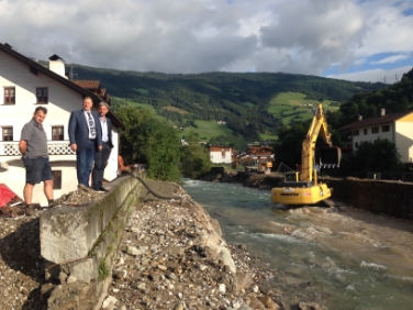 Hochwasserschutz für Sterzing besichtigt (v.re.): Landesrat Schuler, Bürgermeister Messner, Vorarbeiter Otto Gruber.