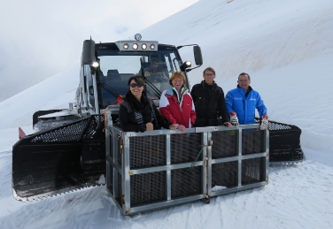 LRin Stocker auf Lokalaugenschein im Sommerskigebiet Stilfser Joch (FOTO:LPA)
