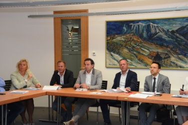 Um die Bauprojekte im Bezirk Salten-Schlern ging's im heutigen Treffen von LR Tommasini mit den Bürgermeistern (Foto: LPA/Mair)