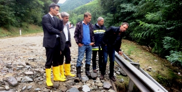 Lokalaugenschein bei Atzwang (v.li.): Landeshauptmann Kompatscher, Landesrat Schuler, Feuerwehrpräsident Gapp (2.v.re.) mit zwei Feuerwehrleuten.