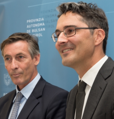 "Unsere Autonomie gehört den Bürgern: LH Kompatscher (mit LT-Präsident Widmann) bei der Vorstellung des Tags der offenen Tür (Foto: LPA/ohn)