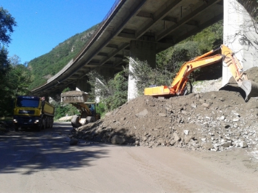 Auf Hochtouren laufen die Aufräumarbeiten auf der Brennerstraße bei Atzwang.