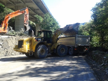 Zügig vorangeschritten: 5000 Kubikmeter Geröll- und Schlammmassen - in etwa 400 Lkw-Ladungen - haben die Mitarbeiter des Straßendienstes innerhalb von zwei Tagen verräumt.