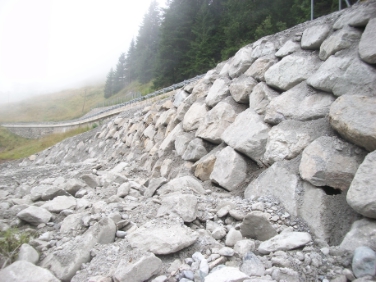 Stütze und Schutz: Die neue Mauer unterhalb der Straße zwischen Gomagoi und Sulden.
