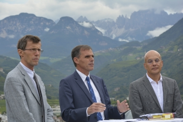 Anton Aschbacher, LR Richard Theiner und Adriano Oggiano gaben heute das Startsignal zur Diskussion über die Raum- und Landschaftsentwicklung./Foto LPA rm