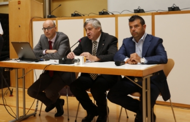 Haben das Konzept zum Mobilitätszentrum heute erläutert: (v.l.) Günther Burger, Direktor der Landesabteilung Mobilität, LR Mussner und RFI Vertreter Pier Paolo Olla (Foto: LPA/rc)
