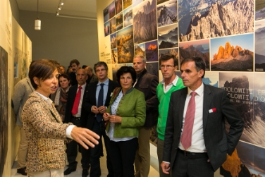 Hausherrin Maria Pallhuber erläutert LR Theiner und den Ehrengästen die neue Ausstellung