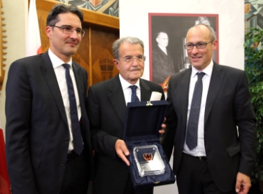 Zwei Landeshauptleute und ein Preisträger: (v.l.) LH Arno Kompatscher, Romano Prodi und LH Ugo Rossi (Foto Rensi/PAT)