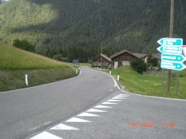 Der Abschnitt der Landesstraße bei der Abzweigung nach Campill.