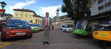 Dass die Elektromobilität nicht nur die Zukunft ist, sondern durchaus schon Gegenwart, davon hat sich LR Mussner in St. Ulrich überzeugt