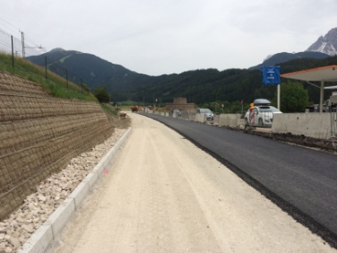 Asphaltierungsarbeiten auf der Staatsstraße östlich von Innichen./ Foto Landesabteilung Tiefbau