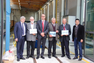 Wurden heute für ihren Einsatz für das Bahnl geehrt: Hans Holzner, Hans Gamper und Martin Christoph v. Tschurtschenthaler mit LR Mussner (1.v.l.), Bürgermeister Paul Lintner (3.vl.) und STA-Direktor Joachim Dejaco (r.) (Foto: LPA/Aster)