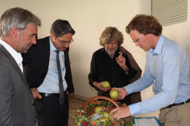 Apfel mit Charakter für einen Charakterkopf: LR Schuler, LH Kompatscher und der Laimburger Pomologe Walter Guerra haben Reinhold Messner heute "seinen" Apfel "Lb 8000" überreicht (Foto: LPA/Bauer)