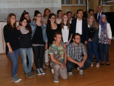 Gruppenbild mit Landesrat: Die Teilnehmer am "CoopCup 2014" mit LR Tommasini und Uni-Rektor Walter Lorenz (Foto: LPA/FG)
