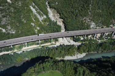Aufräumarbeiten nach dem verheerenden Unwetter fast abgeschlossen: Blick auf die Baustelle am Rivellaunbach.