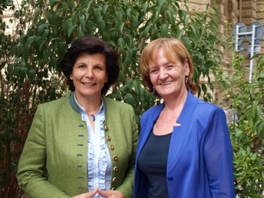 Maria Magdalena Hochgruber Kuenzer (l.), ehemalige Vorsitzende der SBO und wesentlich beteiligt am Aufbau des Angebotes "Senioren am Bauernhof", zusammen mit Martha Stocker (r.), Landesrätin für Gesundheit und Soziales