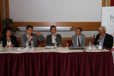 Podiumsdiskussion zur Pisa-Studie 2012: Schuldirektorin Barbara Willimek, Schulamtsleiter Peter Höllrigl, Landesrat Philipp Achammer, PISA-Experten Roberto Ricci und Bernhard Hölzl (v.links)
