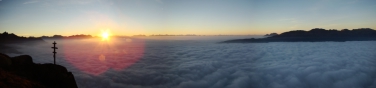 Hochnebel, aufgenommen am Sonntag, 28. September, mit Blick über das Burggrafenamt vom Orenknott in der Texelgruppe.