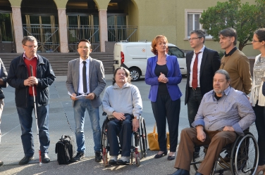 (v.l.n.r.) Nikolaus Fischnaller vom Blindenzentrum, Landesrat Christian Tommasini, Enzo Dellantonio vom Dachverband der Sozialverbände und Landesrätin Martha Stocker