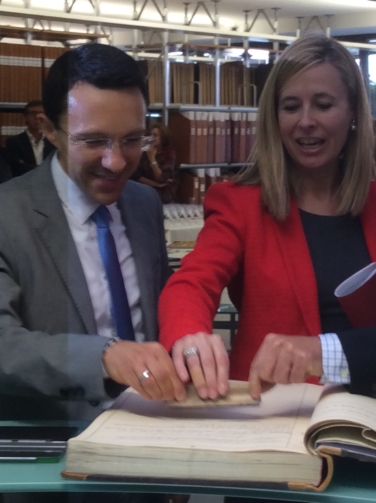 Landesrat Christian Tommasini (l.) und Gerichtspräsidentin Elsa Vesco (r.) besiegeln durch das Anbringen des letzten Stempels das Ende der Grundbücher in Papierform.