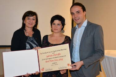 LR Philipp Achammer und seine Tiroler Amtskollegin Beate Palfrader mit der Südtiroler Künstlerin Gabriela Oberkofler
