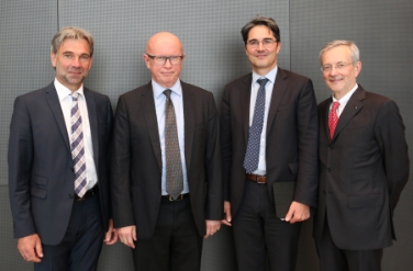 Haben die EU-Absatzförderung heute unter die Lupe genommen: (v.l.) LR Schuler, Hans Erwin Barth, LH Kompatscher und Handelskammer-Präsident Michl Ebner (Foto: LPA/chr)