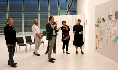 Landesrat Phillip Achammer bei der Präsentation der Ergebnsisse der Ideensammlung zur Zukunft des Museions am "Tag der zeitgenössischen Kunst" am Samstag