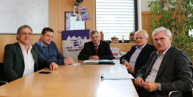 Speed-Check-Einigung: (v.l.) Gemeindenpräsident Schatzer, Philipp Sicher (Vize-Abteilungsdirektor Straßendienst), LR Mussner, Abteilungsdirektor Gamper und Gemeindenverbands-Geschäftsführer Galler (Foto: LPA/rc)