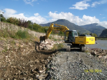 Nach der technischen Verbauung wird am Eisack unterhalb der Palermobrücke in Bozen eine landschaftliche Neugestaltung vorgenommen.