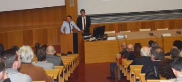 Bautenlandesrat Tommasini hat das 13. Architekturseminar an der Freien Universität Bozen eröffnet, rechts neben ihm Abteilungsdirektor Sega.