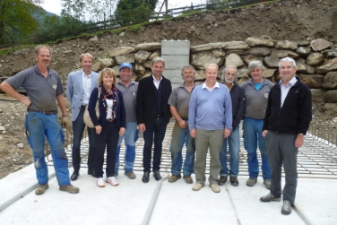 Lokalaugenschein am Bruggerbach (v.li.): Walter Augscheller, Ressortdirektor Unterweger, BMin Pamer, Erwin Marth,  LR Schuler, Florian Tröger, stv. Amtsdirektor Schweitzer, Amtsdirektor Spagnolo, Herbert Tschöll, Abteilungsdirektor Pollinger.