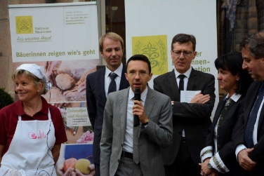 Pressekonferenz am Welterährungstag (v.li.): Ressortdirektor Klaus Unterweger, Landesrat Tommasini, Ressortdirektor Peter Höllrigl, Landesbäuerin Hiltraud Erschbamer, Bozens Bürgermeister Luigi Spagnolli.
