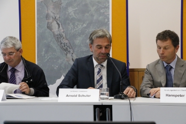 Projektergebnisse der historischen Erforschung von Naturkatastrophen vorgestellt: Zivilschutzlandesrat Arnold Schuler (Mitte) mit Wasserschutz-Abteilungsdirektor Rudolf Pollinger (links) und Zivilschutz-Abteilungsdirektor Hanspeter Staffler.