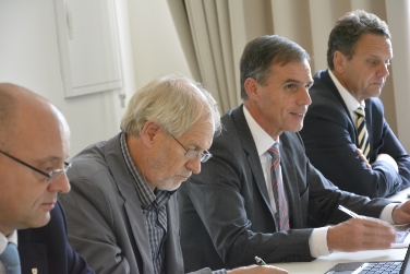 Die Stromverteilung war Thema des letzten Energietisches mit (v.l.) Flavio Ruffini, Georg Wunderer, LR Theiner und Alois Amort./Foto LPA rm