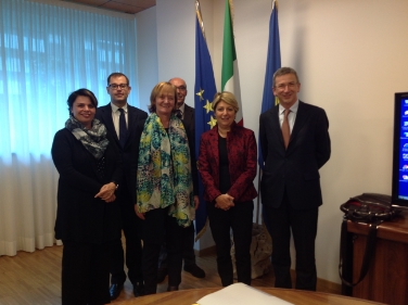 Landesrätin Martha Stocker (3. v.l.), Regionalassessorin Maria Sandra Telesca (2. v.r.) sowie Astrid Pichler (1. v.l.), Thomas Mathà (2. v.l) und Generaldirektor Adriano Marcolongo (1. v.r.)