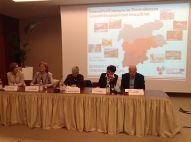 Innovative Konzepte im Thermalwesen wurden am Samstag bei einer Euregio-Fachtagung in Meran vorgestellt, im Bild das Podium mit den Landesrätinnen Martha Stocker und Donata Borgonovo Re