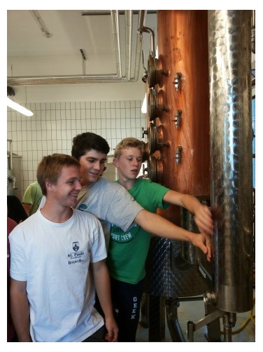 Die Schüler Michael Puff, Alexander Elsler und Alex Ladurner von der Fachschule Laimburg beim Besuch in der Obstbrennerei