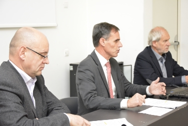 Sie stellten die neuen Regeln für kleine und mittlere Ableitungen vor (v.l.): Flavio Ruffini, LR Theiner und Georg Wunderer./Foto LPA rm