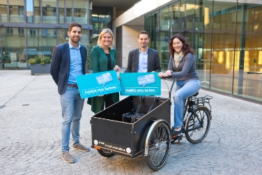 Von links: Andreas Pichler, Anna Schwerzler und Harald Reiterer mit Landeshauptmann-Stellvertreterin Ingrid Felipe. Foto: Klimabündnis Tirol/Lechner