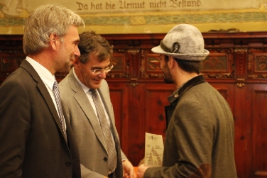Diplom und Anstecknadel verliehen: Landesrat Arnold Schuler (li.) und Abteilungsdirektor Profanter mit einem der 72 neuen Jäger.