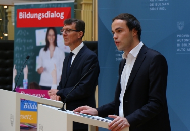 Landesrat Achammer hat heute gemeinsam mit Ressortdirektor Höllrigl den Entwurf des neuen Bildungsgesetzes den Medien vorgestellt - Foto: LPA/Ingo Dejaco
