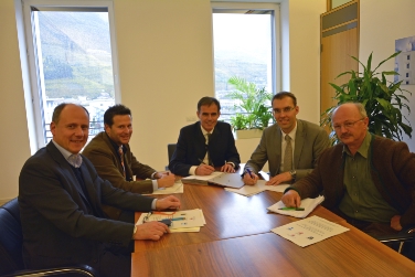 Zufrieden über die baldige Auszahlung der Umweltgelder zeigten sich heute (v.l.) die Bürgermeister Giorgio Giacomozzi und Horst Pichler, LR Theiner, Wolfram Sparber und Bürgermeister Hartwig Friedrich Lochmann./Foto LPA rm