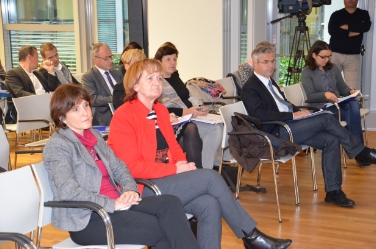 Unter den Teilnehmern der heutigen Tagung zum Mutterschutz in Südtirol, Tirol und Graubünden waren auch Waltraud Deeg (1. v.l.), Landesrätin für Personal, und Martha Stocker (2. v.l.), Landesrätin für Arbeit und Soziales