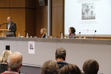 Bibliotheken sind wie Dorfbrunnen: (v.li.) Amtsdirektor Klotz, Landesarchivdirektorin Roilo, Landeschronistin Thaler Wieser.