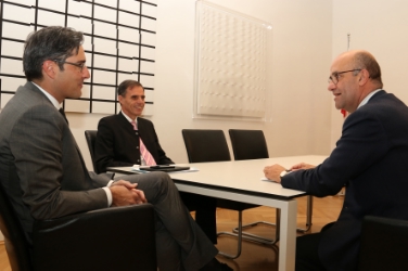 "Großer Schritt für Südtirol": LH Arno Kompatscher und LR Richard Theiner im Gespräch mit dem ENEL-Verantwortlichen Carlo Tamburi heute vor der offiziellen Vertragsunterzeichnung./Foto LPA chr