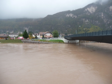 Aufgrund der extrem starken Niederschläge sind die Pegel der Flüsse - im Bild die Etsch - gestern (6. November) stark angestiegen, und das Landeswarnzentrum hat die Aufmerksamkeitsstufe ausgerufen.