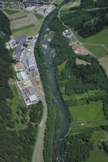 Synergie von Gewässerökologie und Hochwasserschutz: Das Landesamt für Wildbach- und Lawinenverbauung der Landesabteilung Wasserschutzbauten arbeitet derzeit an der Aufweitung der Ahrauen.