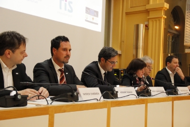 Vorstellung des EFRE-Projekts OpenGISData.eu mit v.l. P. Ohnwein, H. Hofer, LH Kompatscher, LRin Deeg, K. Pöhl und W. Baumgartner - Foto: LPA/Karin Leiter